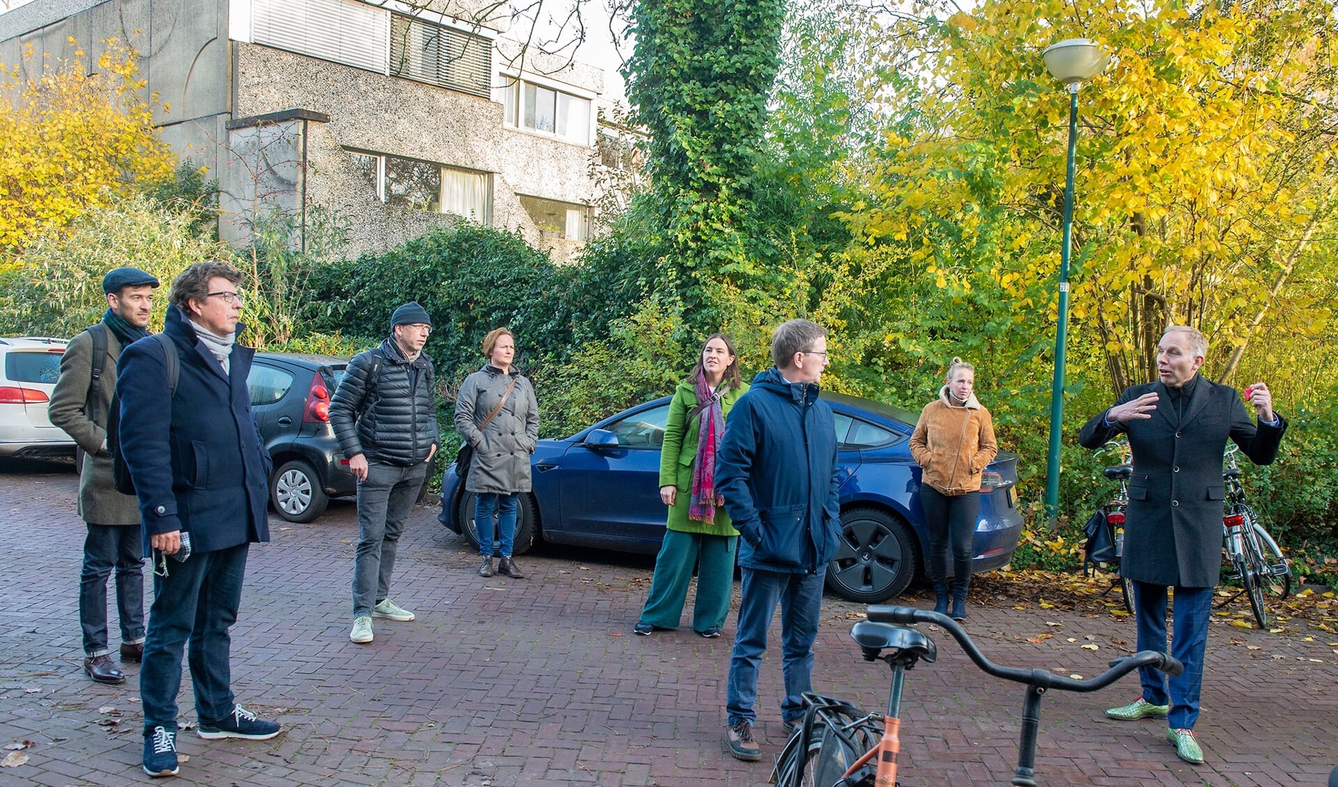 Gedeputeerde Huib van Essen (geheel rechts) in gesprek met buurtbewoners van de 'pilotwijk' Eurowoningen. 