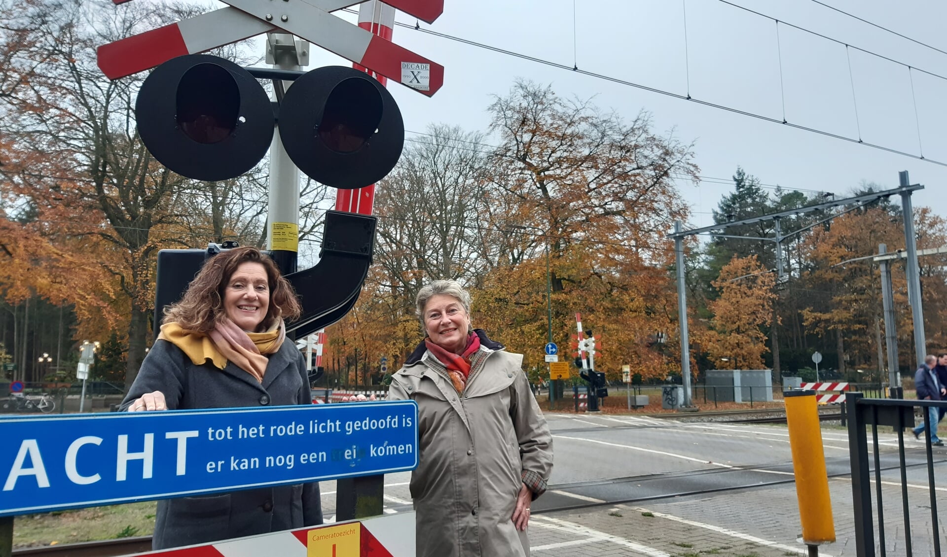 Liesbeth van der Burgh (l) en Joke van Vulpen zetten zich in voor de verkeersveiligheid.