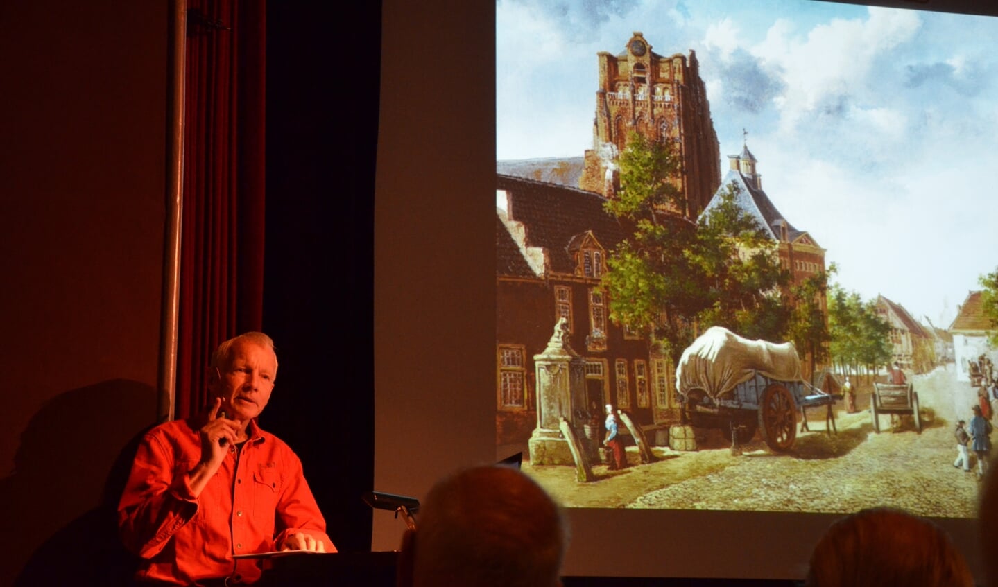 Wim van Amerongen presenteert zijn boek en laat een aantal van de fraaie foto's zien.