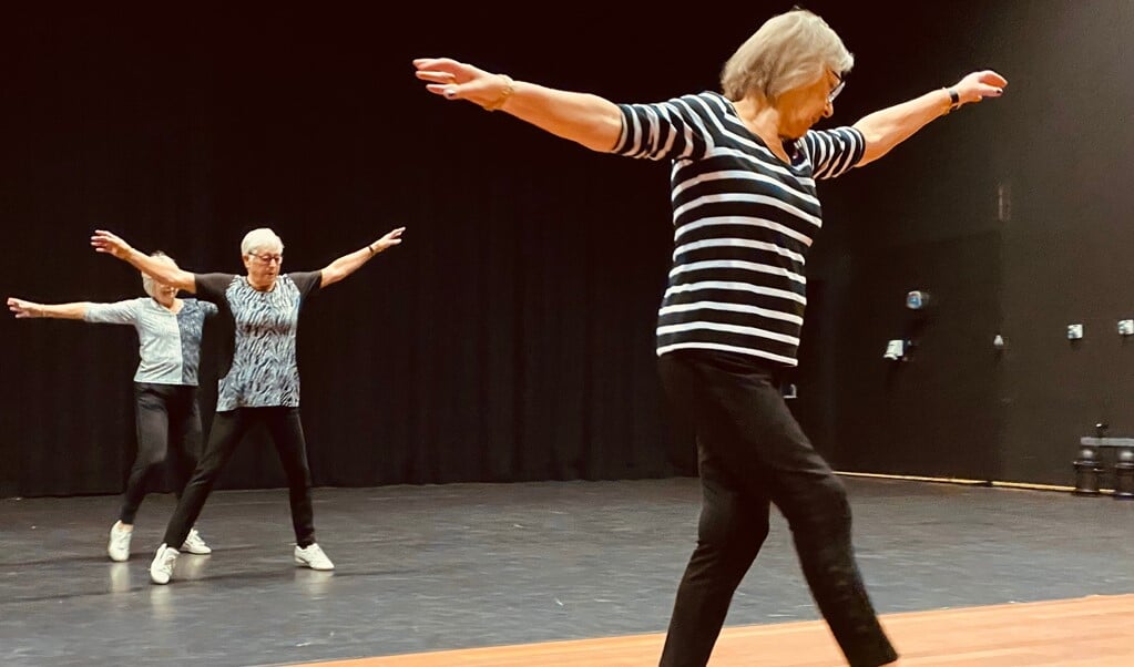 Rineke (75) doet mee met jazzdance om in beweging te blijven.