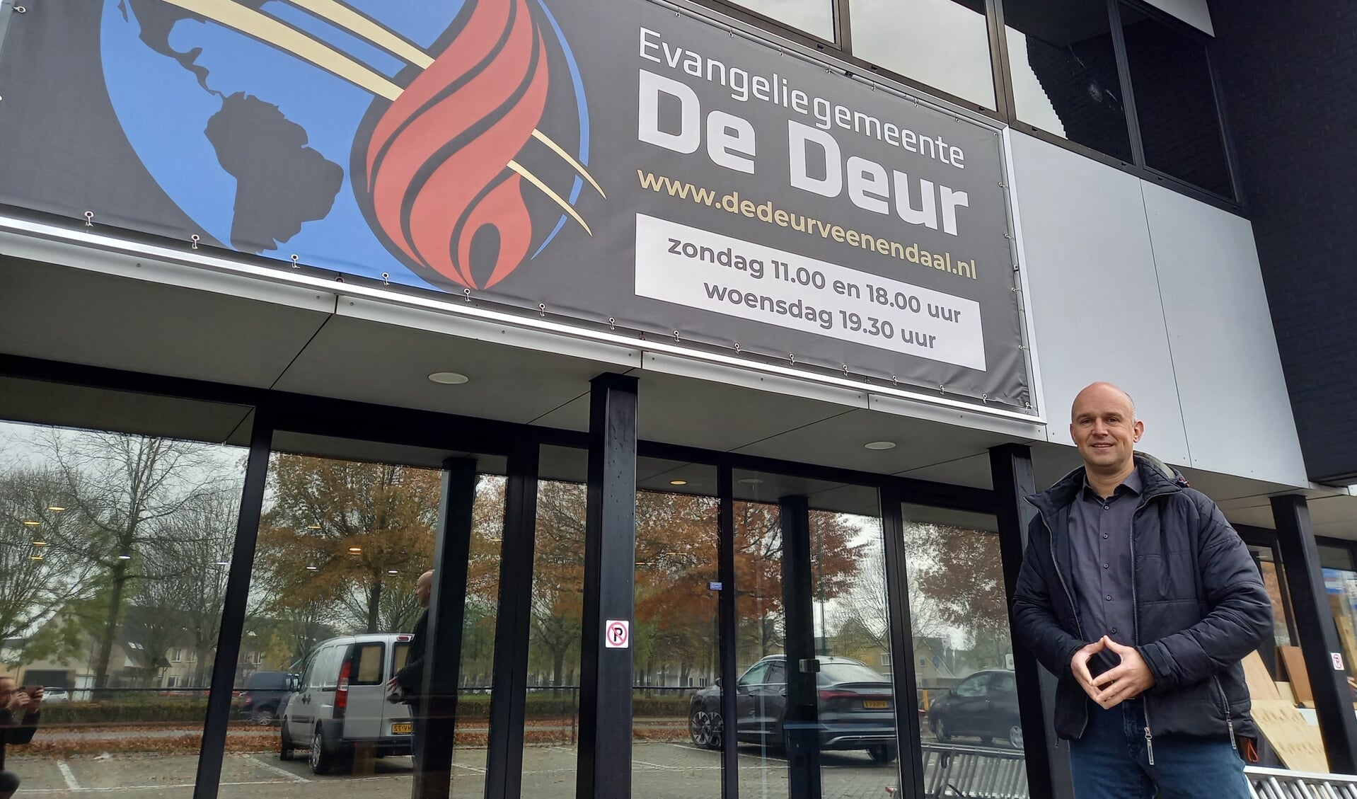 Voorganger Arnoud Terpstra voor het nieuwe pand van evangeliegemeente De Deur aan de Fokkerstraat 36.