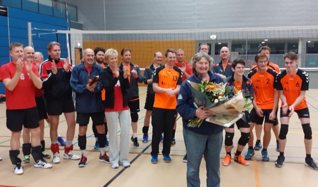 <p>Annemieke van Saarloos werd door VHZ (Nieuw- Vennep) en Smash&rsquo;86 (Hoofddorp) gehuldigd voor haar werk voor het volleybal.&nbsp;&nbsp;</p>