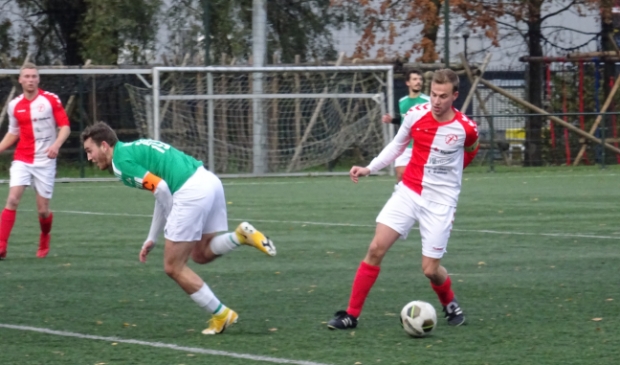 <p>Spelmoment uit de wedstrijd GVC-SDOO. GVC-aanvoerder Jurrian Veldhuizen stuit op een SDOO-verdediger. Het duel eindigde in een puntendeling. Op Sportpark De Bongerd werd het 1-1.</p>