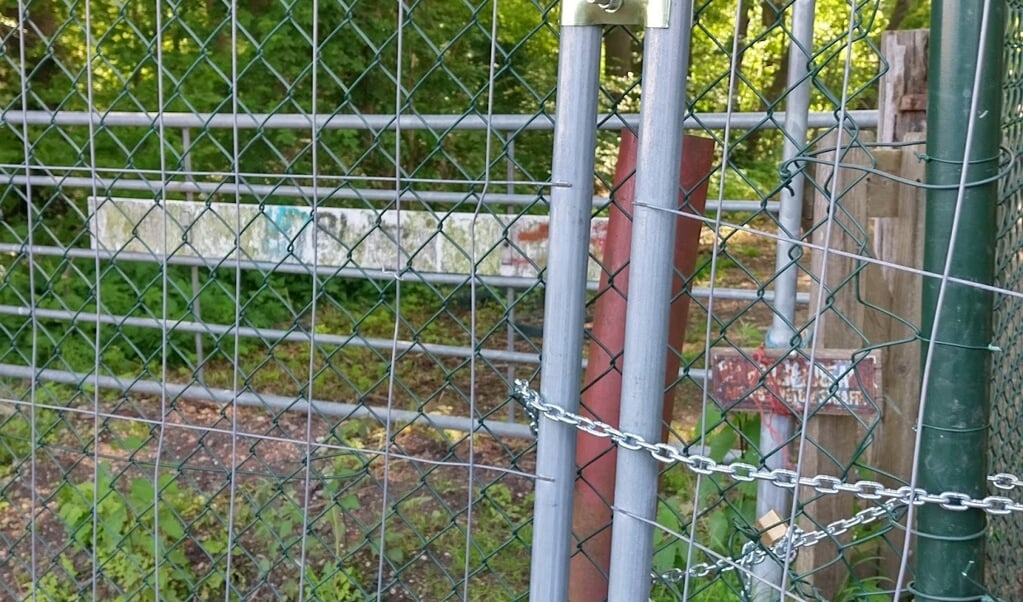 Het hek aan de kant van het Reepad.