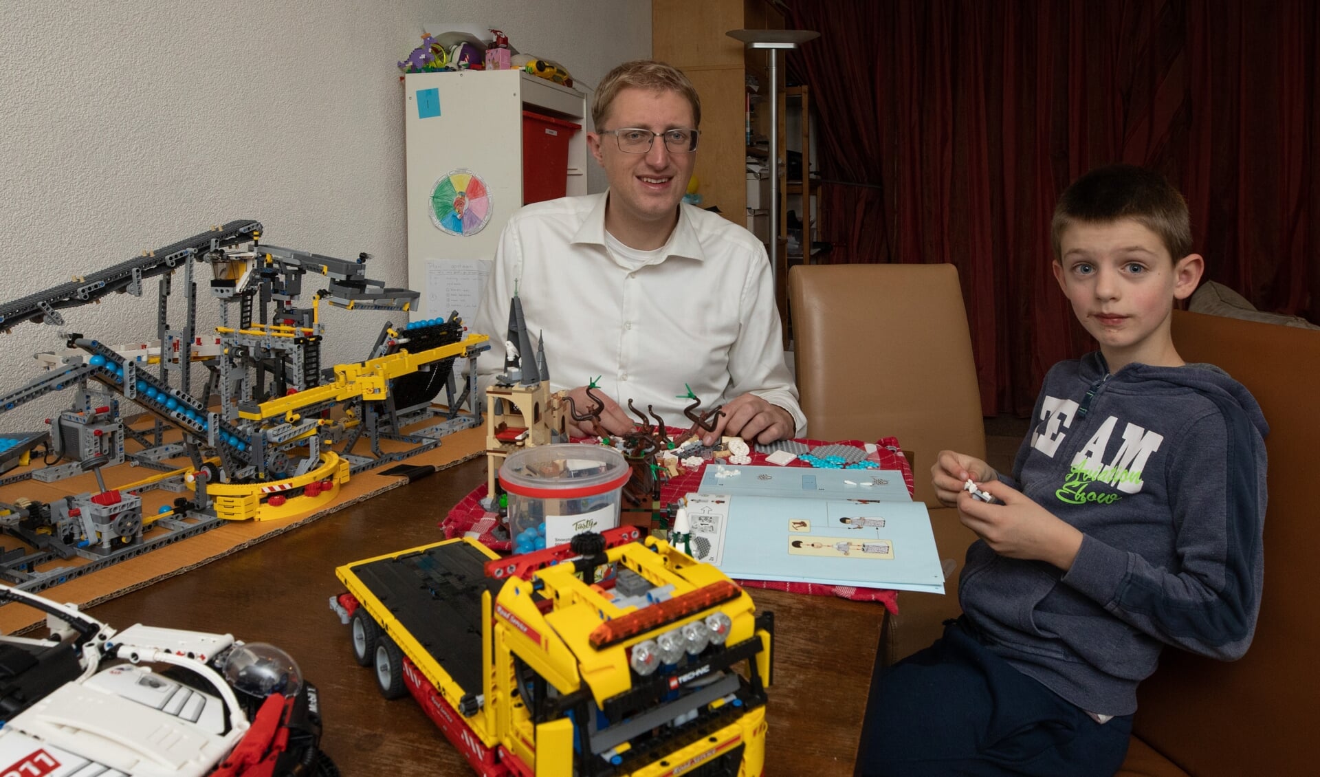 René en zoon Simon van Helden zijn vaak druk met Lego. Deze avond wordt gebruikt om bouwwerken te maken voor de Legobeurs.