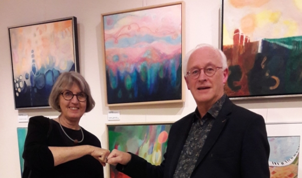Gelske Kwikkel, kunstenares en Johan van de Pol, directeur van het Kijk en L:uistermuseum bij de opening van de tentoonstelling en