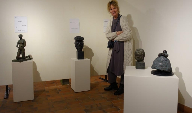 <p>Loes van Nijhuis-Schoolderman is vandaag 2 december in de Kunstkelder om met bezoekers in gesprek te gaan.</p>