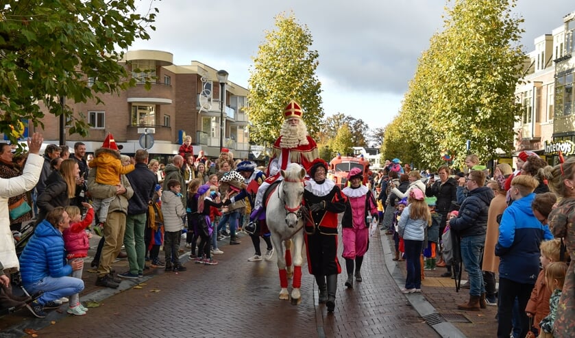 Langs de route stonden veel jonge kinderen met (groot)ouders.