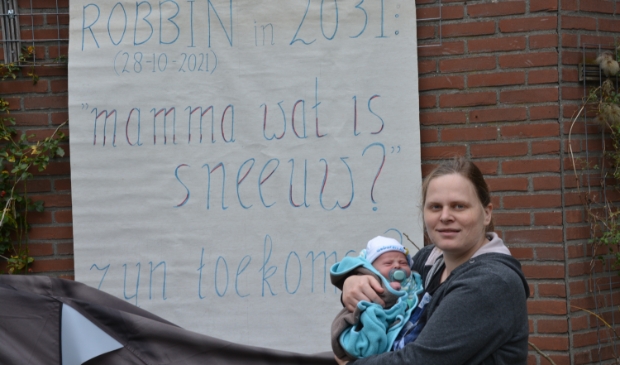 Robbin en zijn moeder Iris voor het spandoek