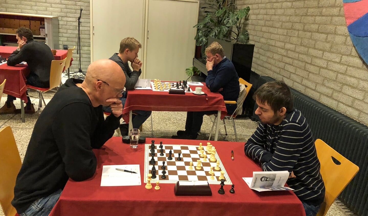 Tom Pronk (links) en Dominic van Dijk probeerden het wel, maar remise was de uitkomst.