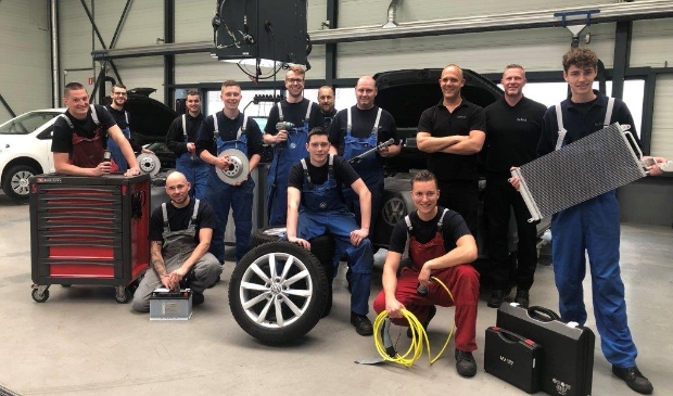 <p>Het vakkundig team van Autobedrijf De Rooij staat klaar om uw auto in topconditie te houden</p>