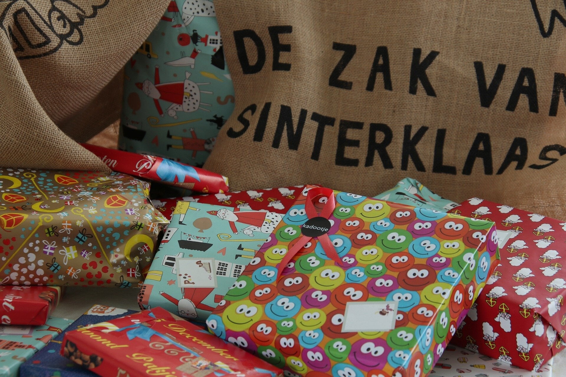 Sinterklaas zoekt cadeaus voor feest bij De Zaak van Ermelo.