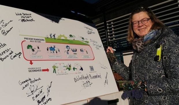 <p>Vanwege de aangescherpte coronamaatregelen werden de handtekeningen via een ‘tour’ opgehaald bij organisaties.</p>