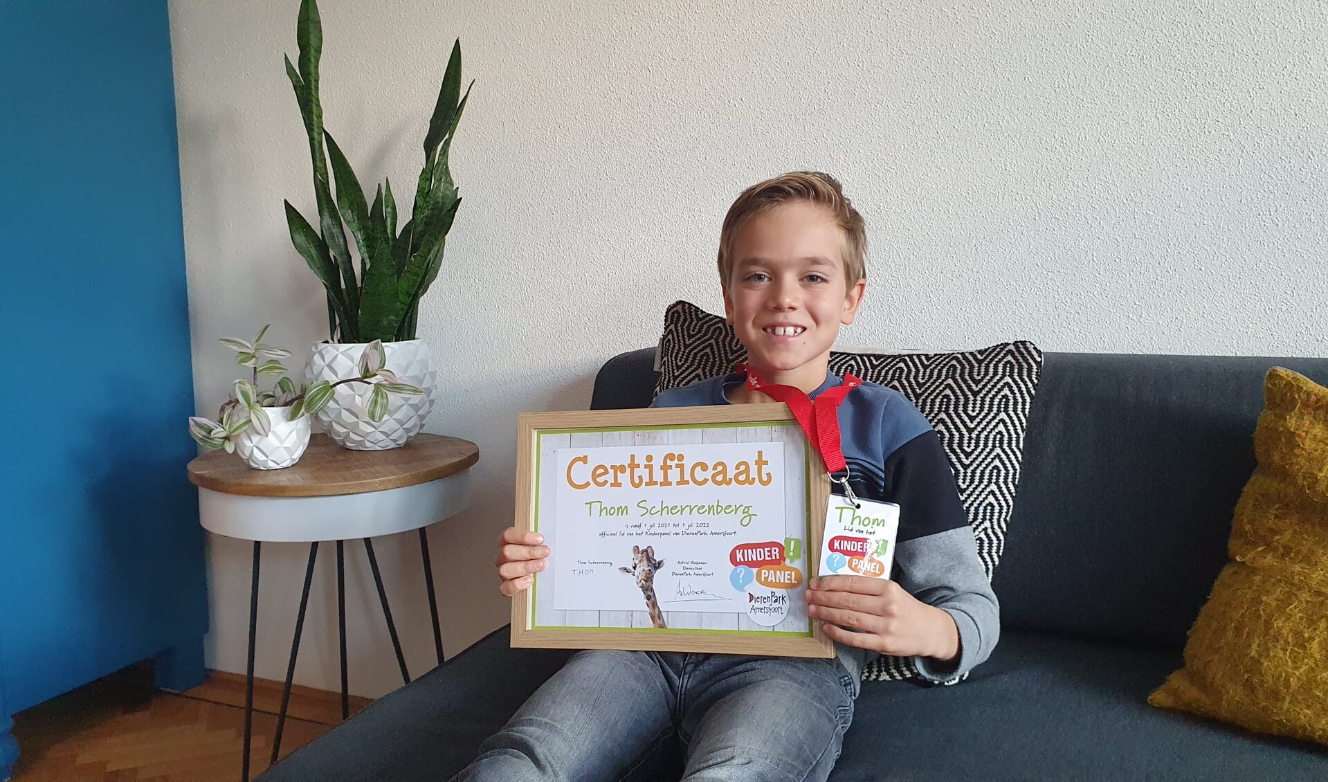 Thom is trots op het certificaat dat bewijst dat hij kinderpanellid is van 1 juli 2021 tot 1 juli 2022