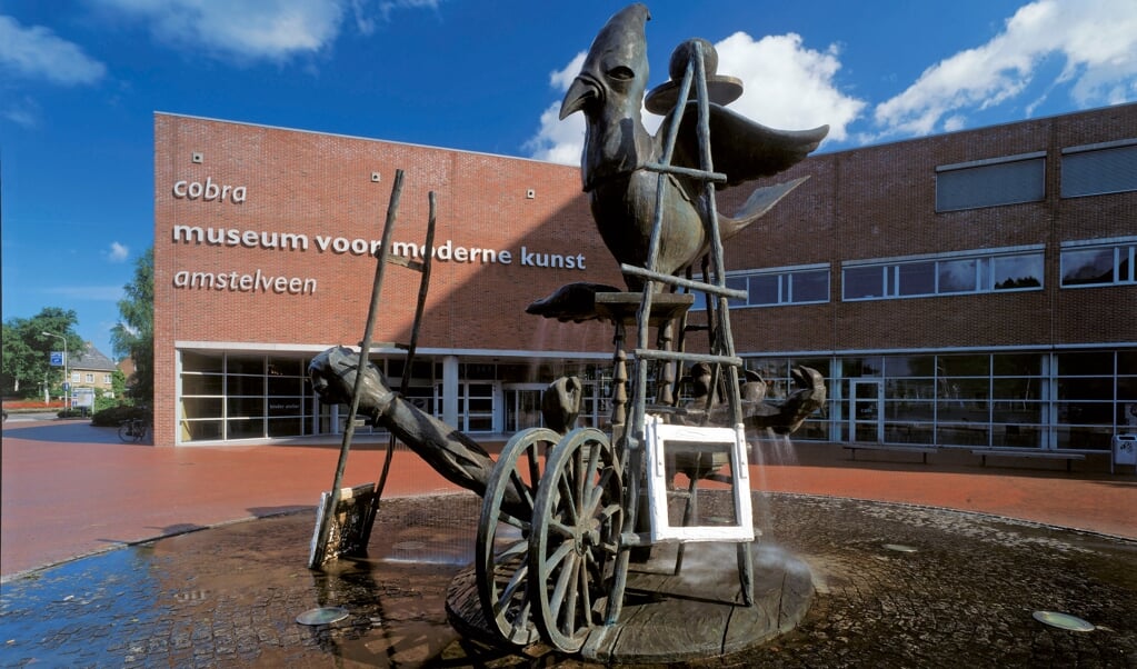 Het Cobra Museum in Amstelveen met op het voorplein een bronzen fonteinsculptuur van Cobra-kunstenaar Karel Appel. 