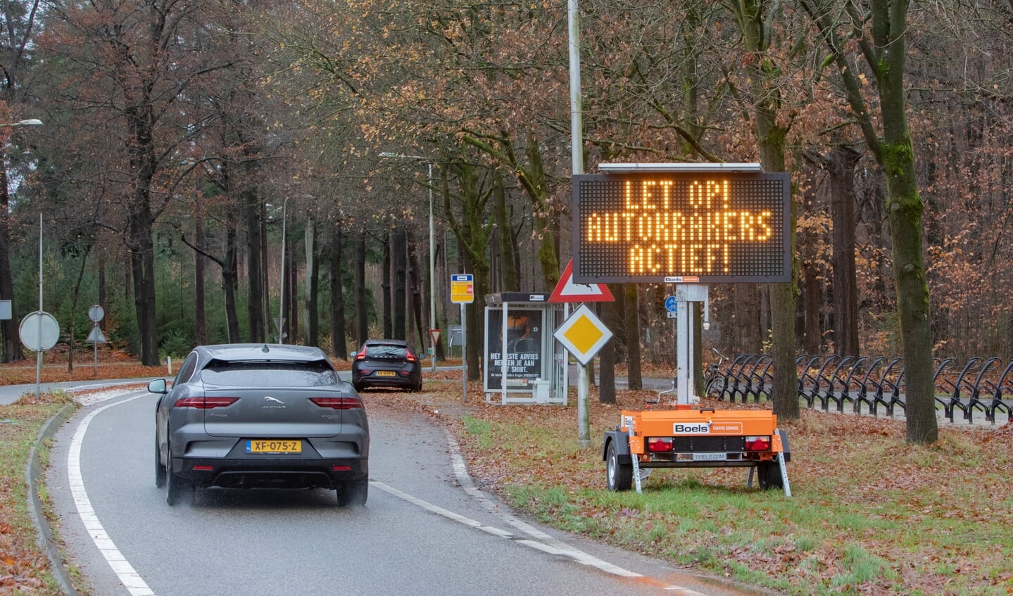 Tekstkarren waarschuwen voor autokrakers.