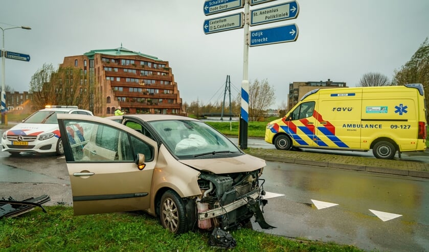 Veel schade bij auto-ongeluk Rondweg Houten