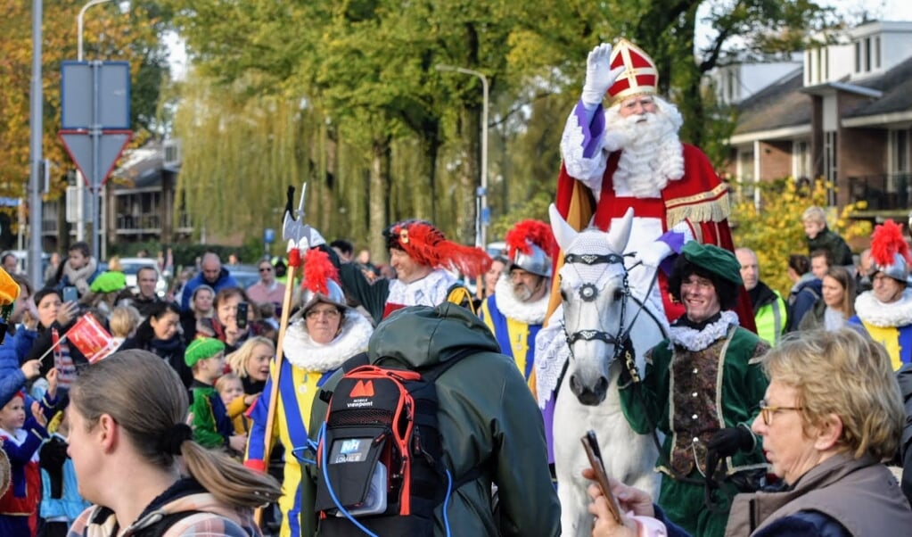 Sinterklaas arriveert in de Groen van Prinstererlaan.