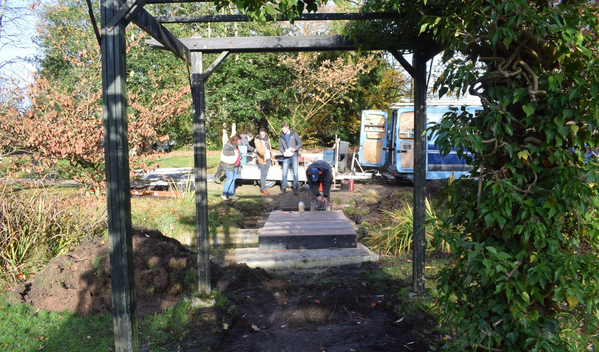 Donderdag is de nieuwe brug bij de pergola geplaatst.