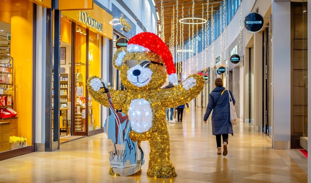 Een van de feestelijk verlichte beren in Stadshart Amstelveen.