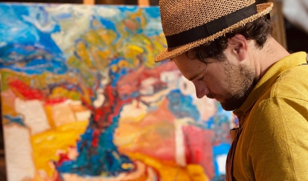 <p>Tibo van de Zand werd als zoon van de bekende kunstenaar Jits Bakker al jong geïntroduceerd in de wereld van de beeldende kunst.</p>