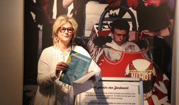 <p>Hilly Janssen van het Zandvoorts Museum tijdens de opening begin deze maand.</p>