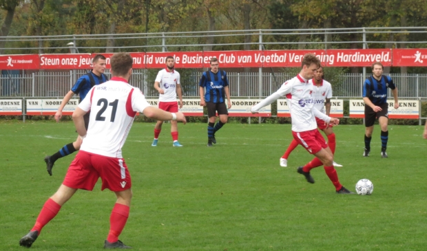 Pieter Kroon aan de bal, Jesper Buist (21) kijkt toe