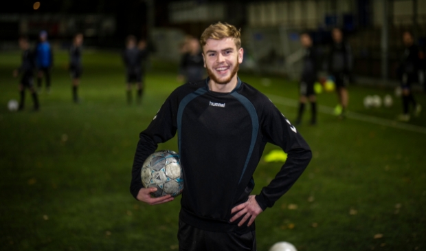 <p>Roy Bronkhorst voorafgaande aan de training van gisteravond op sportpark Norschoten. </p>