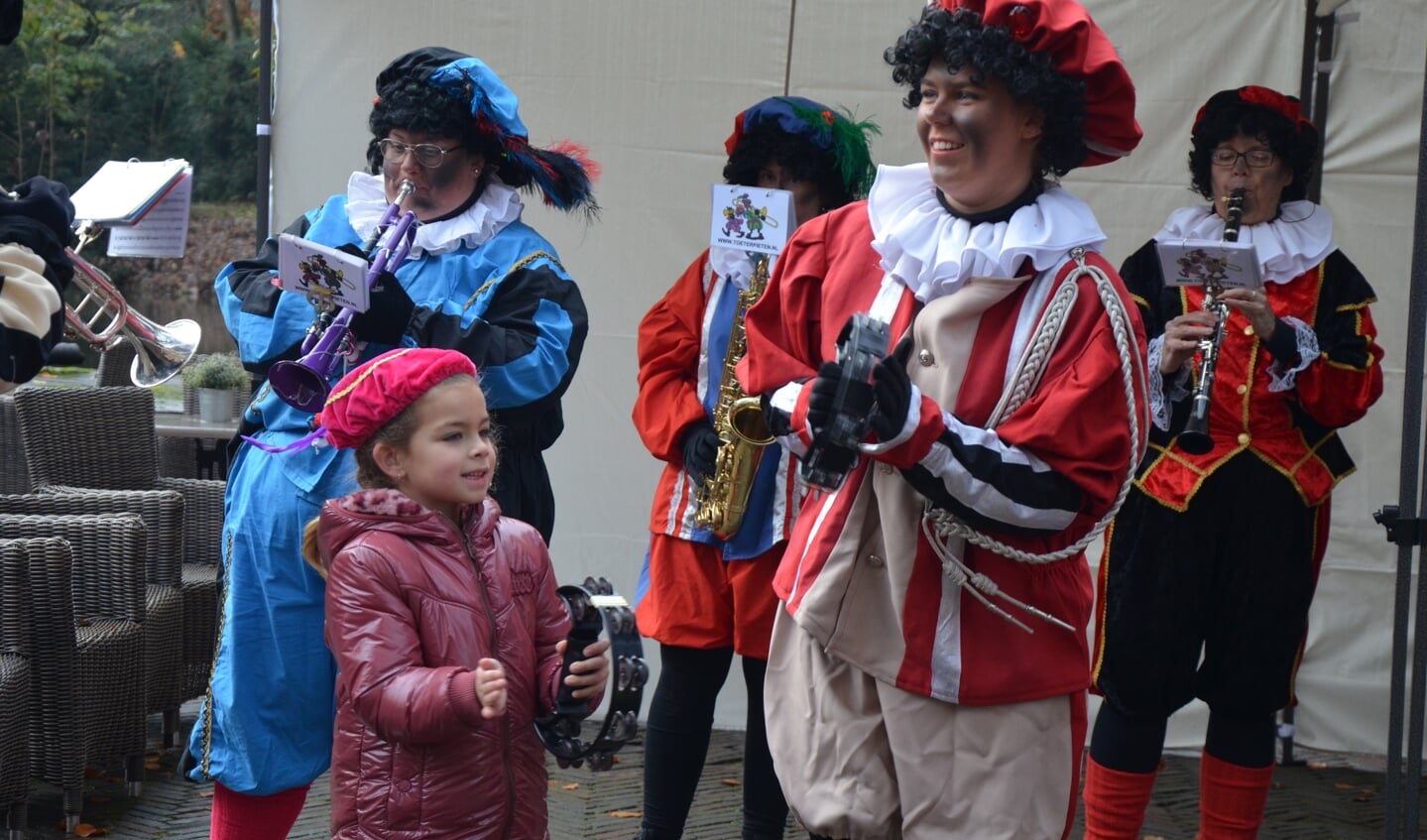 De hulpmuziekpieten doen enthousiast mee