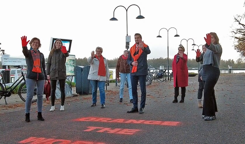 Spuiten logo door wethouder Kraaijeveld - start van de campagne in Gorinchem met medewerking van wethouder Kraaijeveld