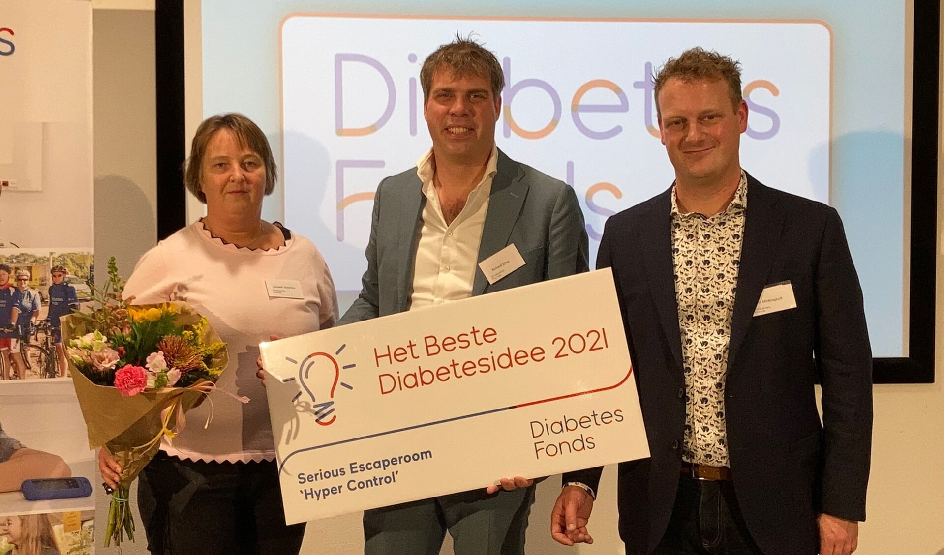 V.l.n.r. Liesbeth Spoelstra, Richard Schol (midden) en Tim Micklinghoff ontvangen met Hyper Control de prijs voor Het Beste Diabetesidee 2021.
