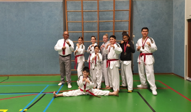 v.l.n.r. Zarah Wafai zilver, Abbas Wafai brons, Jo Ann Pinas zilver, Hoessein Wafai goud en op de voorgrond in een split Wouter Stutterheim goud