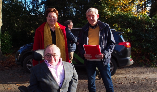 <p>Wethouder Chantal Broekhuis, voormalig officeus Minister van Gehandicaptenzaken Rick Brink en Bob Hartog, initiatiefnemer van Scoot & Go.</p>