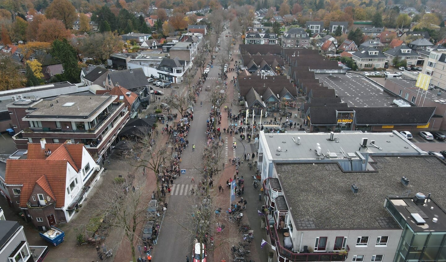 Lange rijen mensen langs de route in Soest-Zuid. 