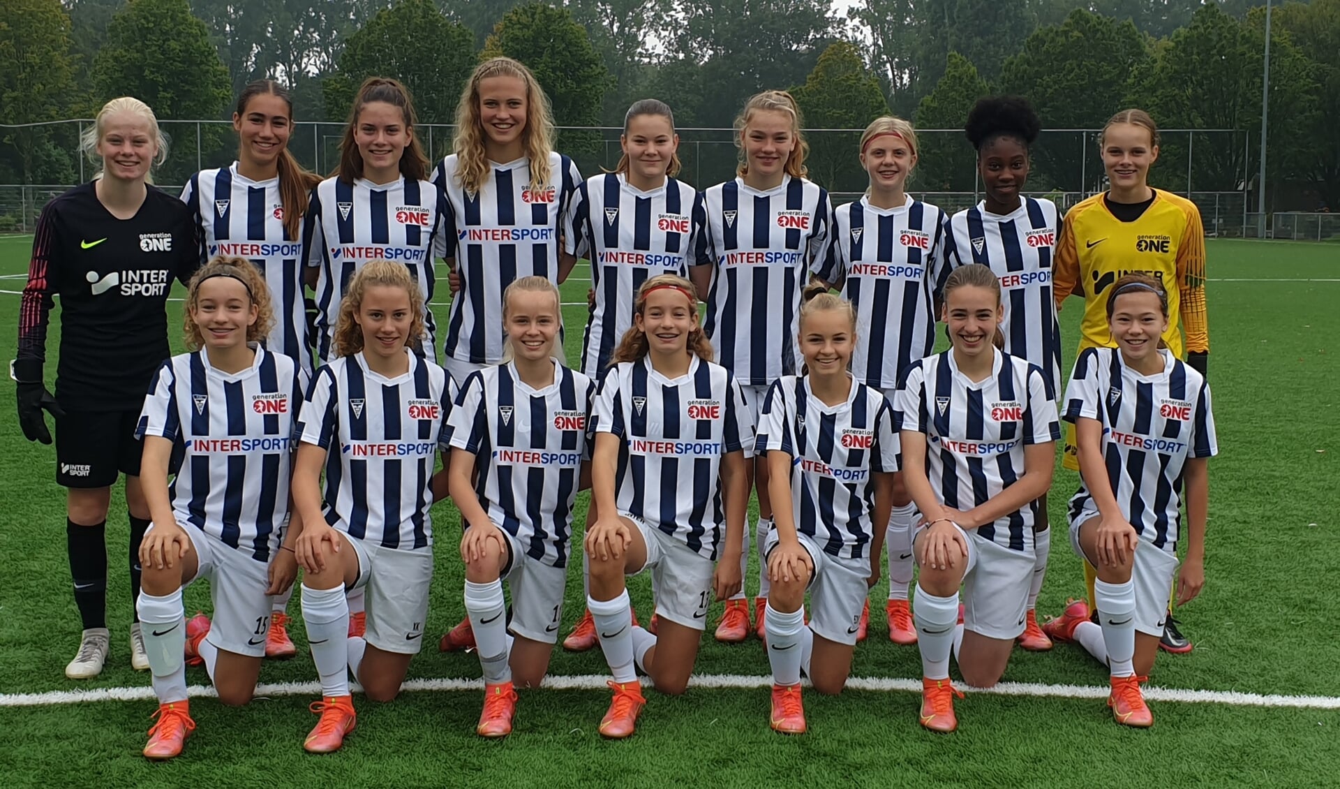 Hoofddorpse voetbalsters uniek meidenteam op weg naar Eredivisie - | de regio Hoofddorp