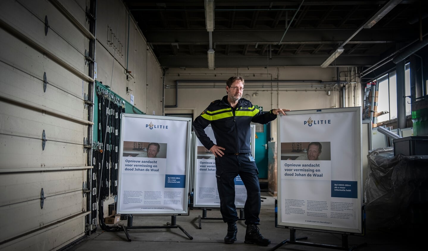 Gijs van Nimwegen, als politiewoordvoerder bij het onderzoek betrokken, met de stoepborden die vandaag in Boven-Hardinxveld worden geplaatst.