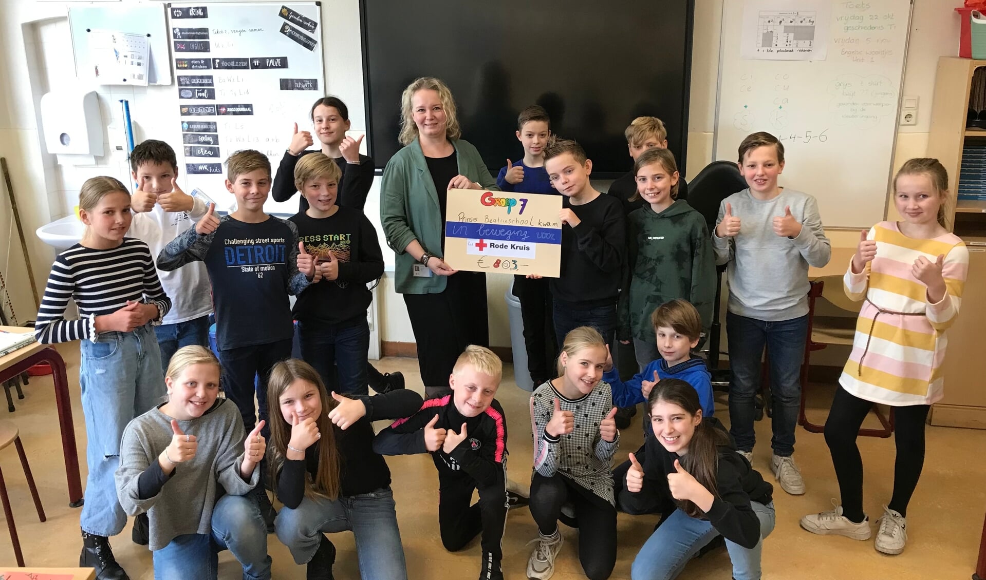 Groep 7 en Nicka Vermeer, medewerkster van het Rode Kruis