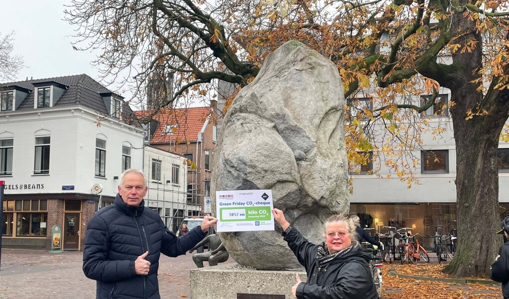 Mieke Bleij, directeur Kringloopcentrum Amersfoort–Leusden en Frans Schrijver, directeur Acht+ Meerwarenhuis bieden CO2-cheque aan gemeente Amersfoort aan.