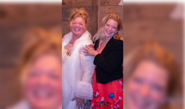 <p>Jacqueline Teunissen (l) met haar dochter Merel.<br><br></p>