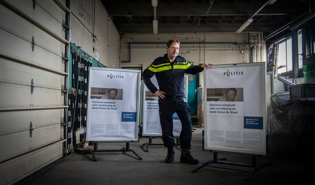 Gijs van Nimwegen, als politiewoordvoerder bij het onderzoek betrokken, met de stoepborden die in Boven-Hardinxveld zijn geplaatst.