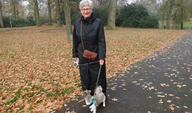 <p>Corrie Vink met Nina aan de wandel in het Oranjepark in Nunspeet. Haar hondje is bang voor vuurwerk.</p>