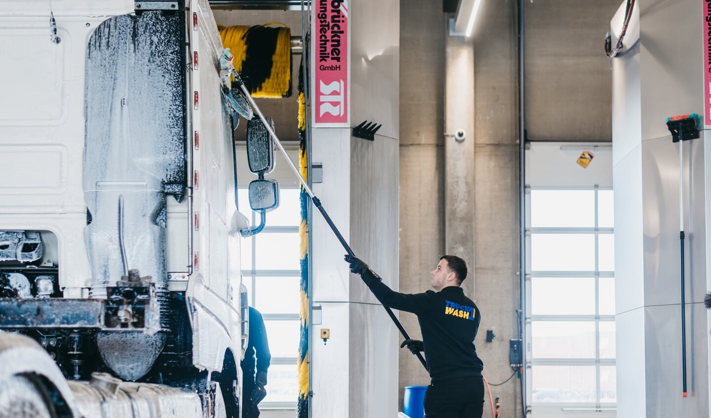 Bij het wassen van een truck komt er veel handwerk aan de pas.