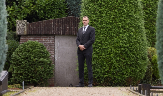 <p>Kees van Asselt (39) is getrouwd met Anouk en samen hebben ze drie kinderen: In zijn columns neemt hij de lezers mee in zijn werk als begrafenisondernemer. Meer info op kvanasselt.nl of via 06-15451130. Begrafenisondernemer <em>Kees van Asselt</em> is werkzaam in Midden-Nederland.</p>