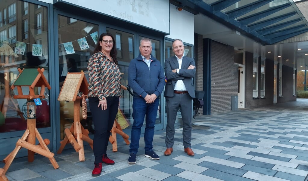 Pauline van den Brink, Peter van Breugel en wethouder Patrick Kiel bij het pand dat de komende maanden geschikt gemaakt wordt als toerismewinkel voor Leusden.