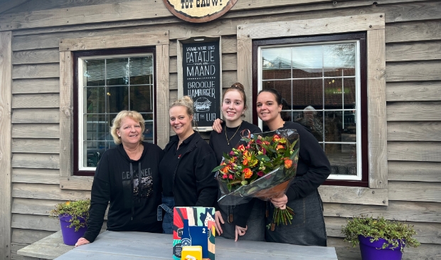 (vlnr) Eveline van den Broek, Marcella Hop, Jasmine Duits en Isabel van den Broek.