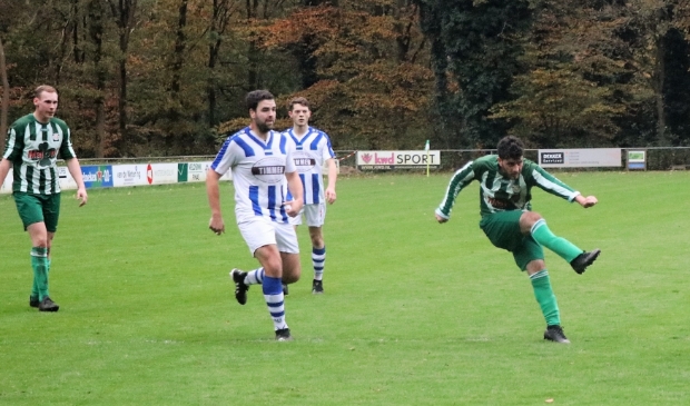 <p>WVV Wageningen verloor in- en tegen Kesteren met 3-1. Het enige doelpunt van WVV Wageningen werd gescoord door Ahmed Alsayed (rechts, op archieffoto in actie tegen Lienden).</p>