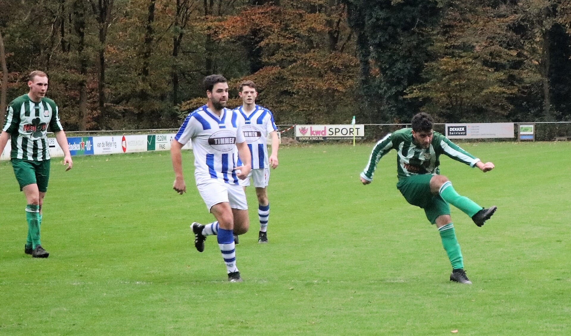 WVV Wageningen verloor in- en tegen Kesteren met 3-1. Het enige doelpunt van WVV Wageningen werd gescoord door Ahmed Alsayed (rechts, op archieffoto in actie tegen Lienden).