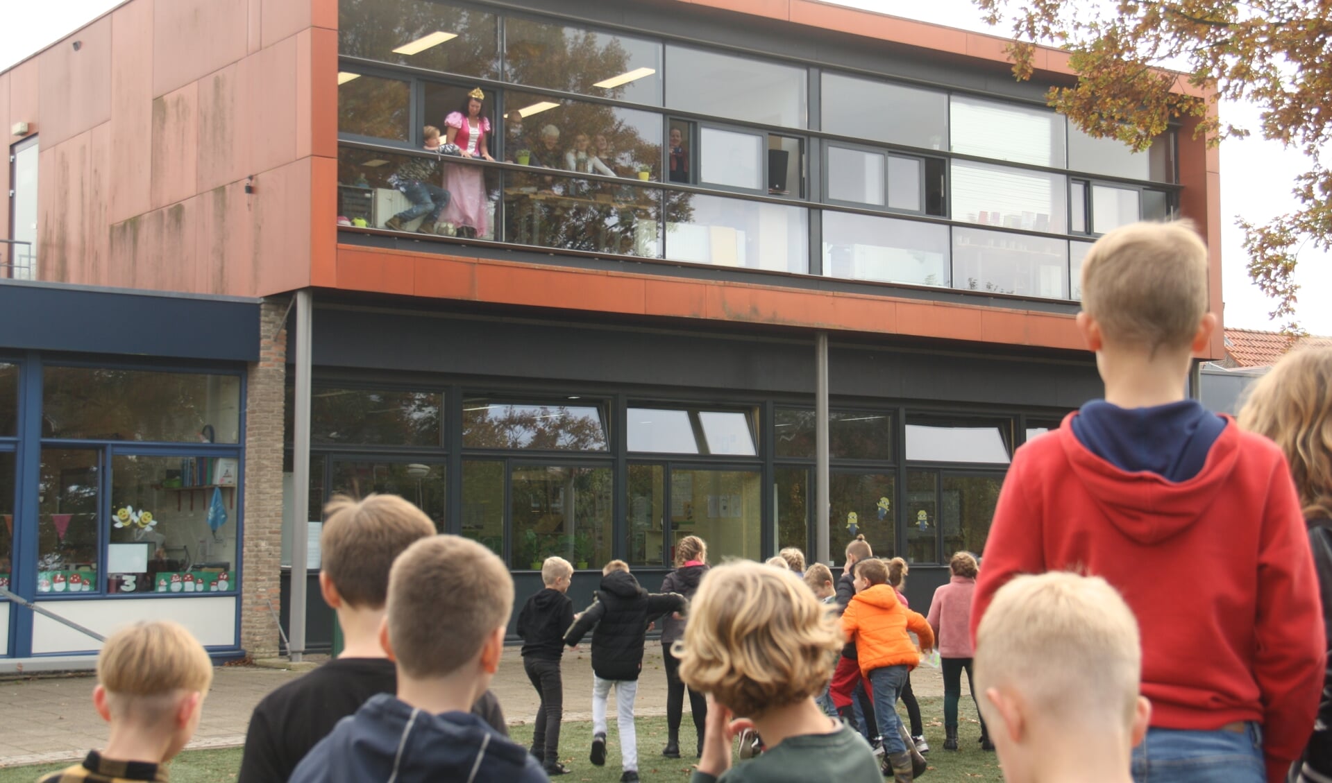 Juf Kalinka kreeg van de hele school een flashmob met Disneydansjes aangeboden.