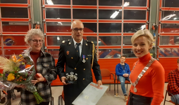 <p>Burgemeester Iris Meerts feliciteert Bert Hament met zijn 35-jarige jubileum.</p>