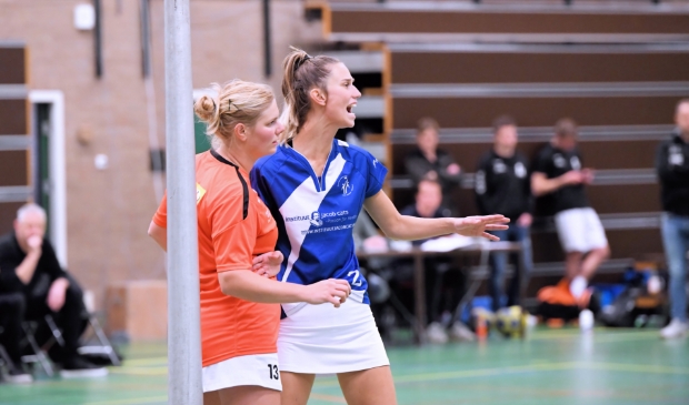 <p>Saskia Lieman coachend onder de korf met tegenstander Lysanne Hamstra. De Dindoa-aanvoerster viel uit met een enkelblessure. (foto: Rik van den Bos)</p>